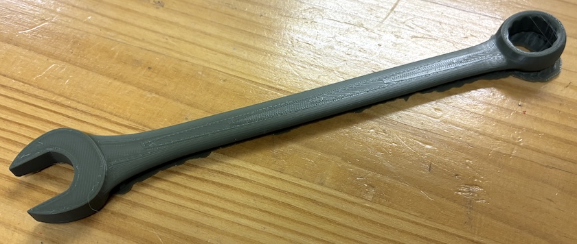 3Dプリンターで出力直後のPLAスパナ