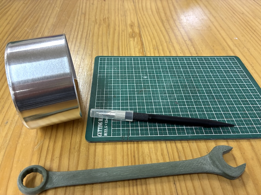 磨済みのスパナとアルミテープ、道具一式