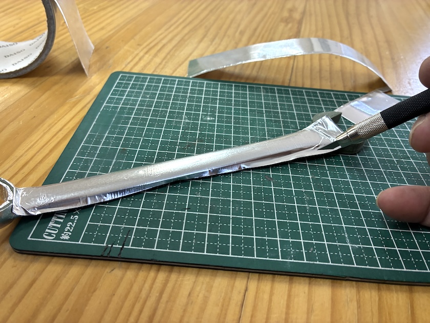 アルミテープを貼り込んでいる作業中の様子