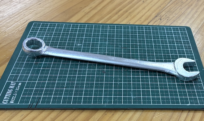 完成品：金属風に仕上がったスパナ